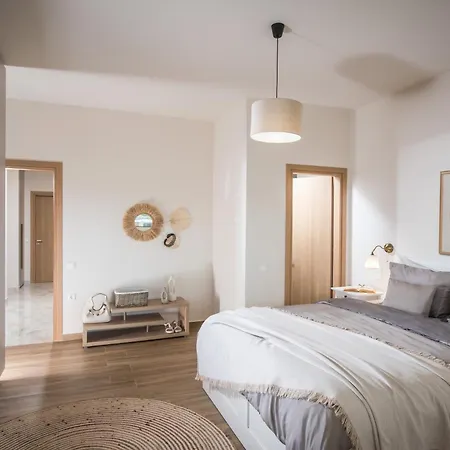 New Luxury Near Airport, Port & Town Center - Sonia Apartment *