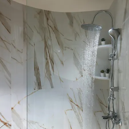 New Luxury Near Airport, Port & Town Center - Sonia *